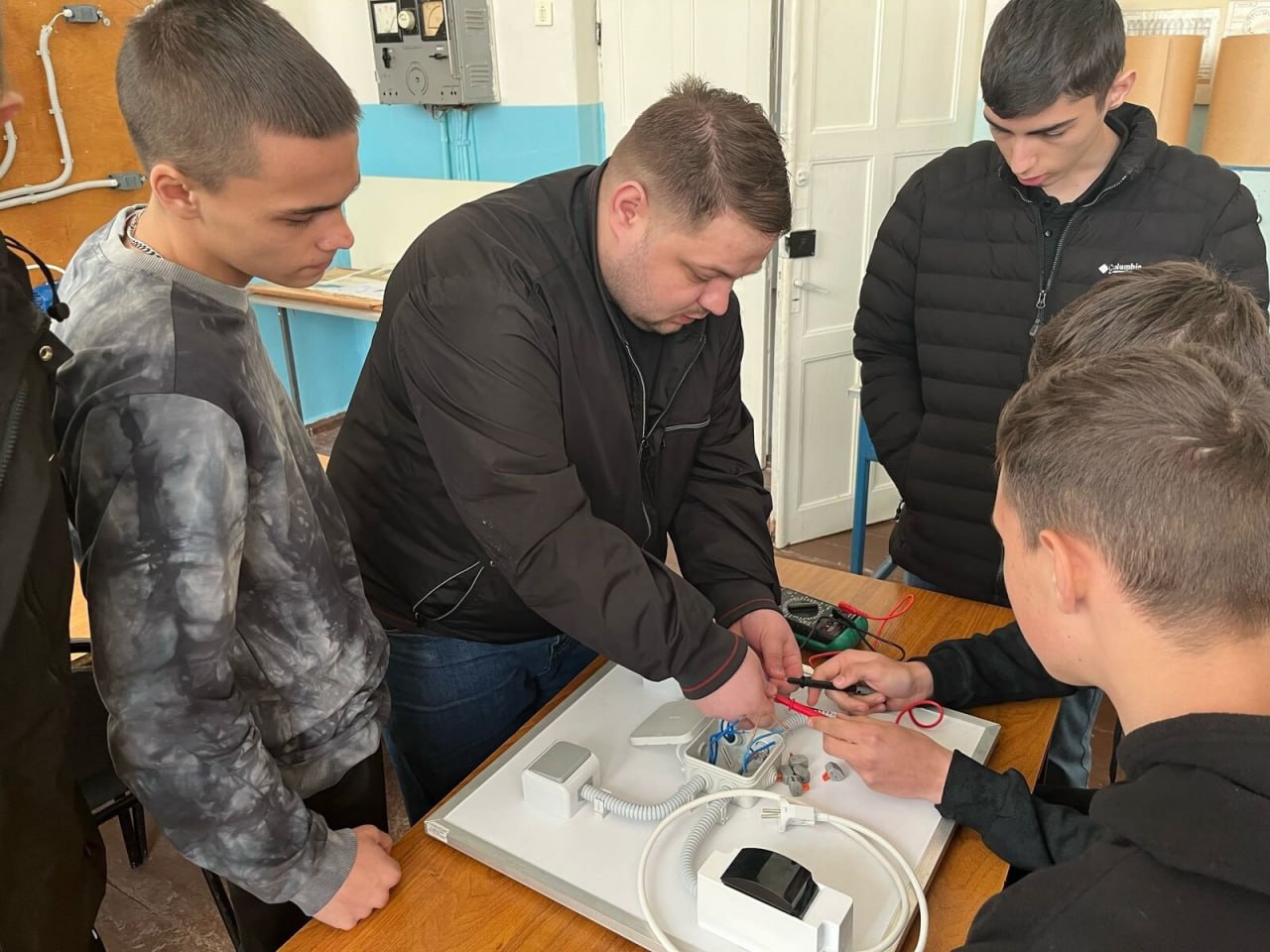 Уроки по электрооборудованию и экологическому фермерству для агротехклассов