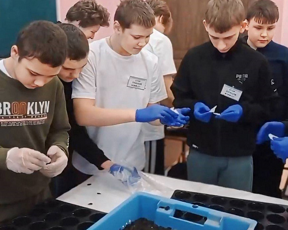 Уроки по агробиологии и микроклонированию провели для агротехклассников